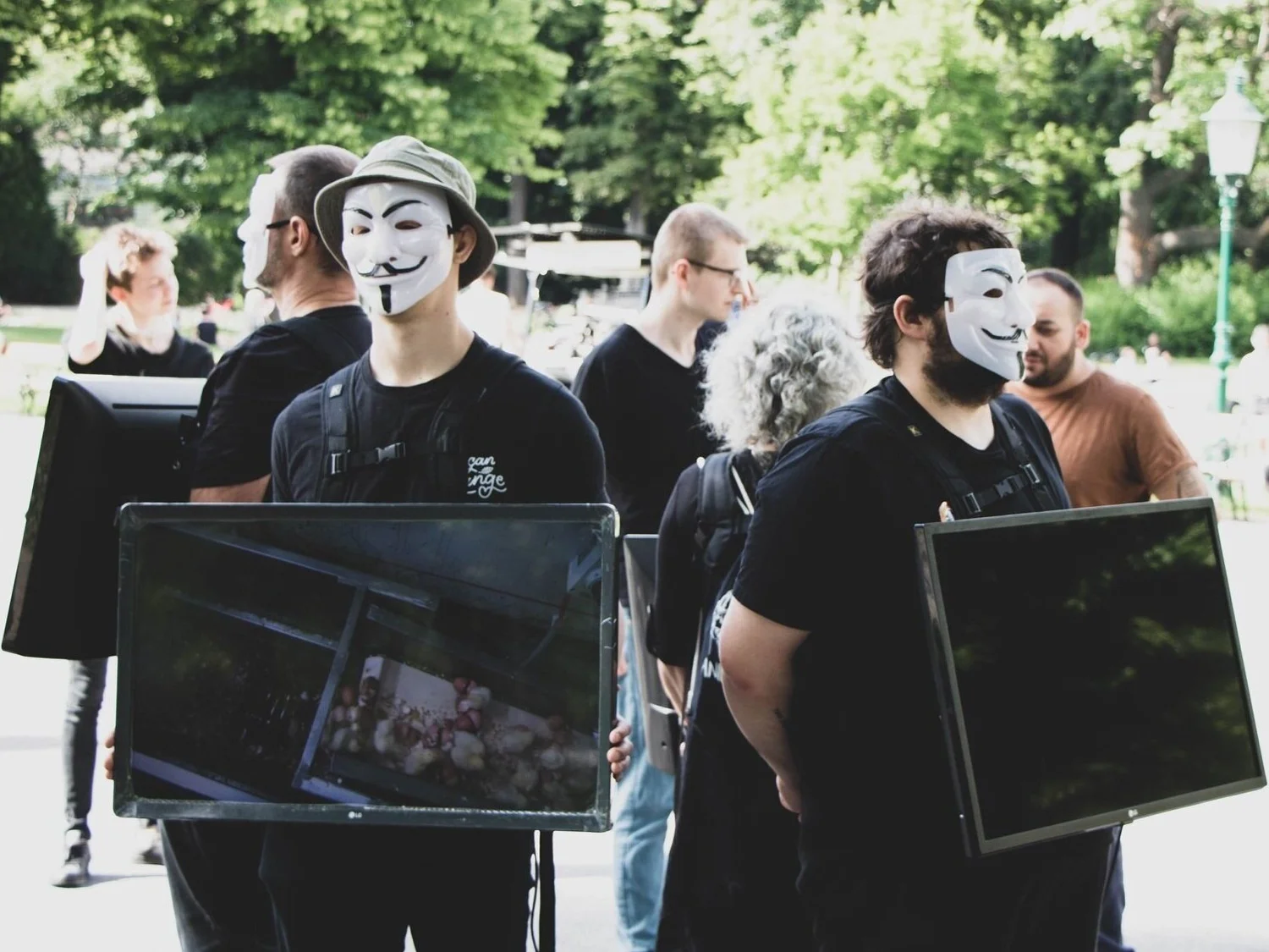 Vienna Animal Save Aktivist:innen bei einer Aktion mit Fernsehern und Infomaterial.