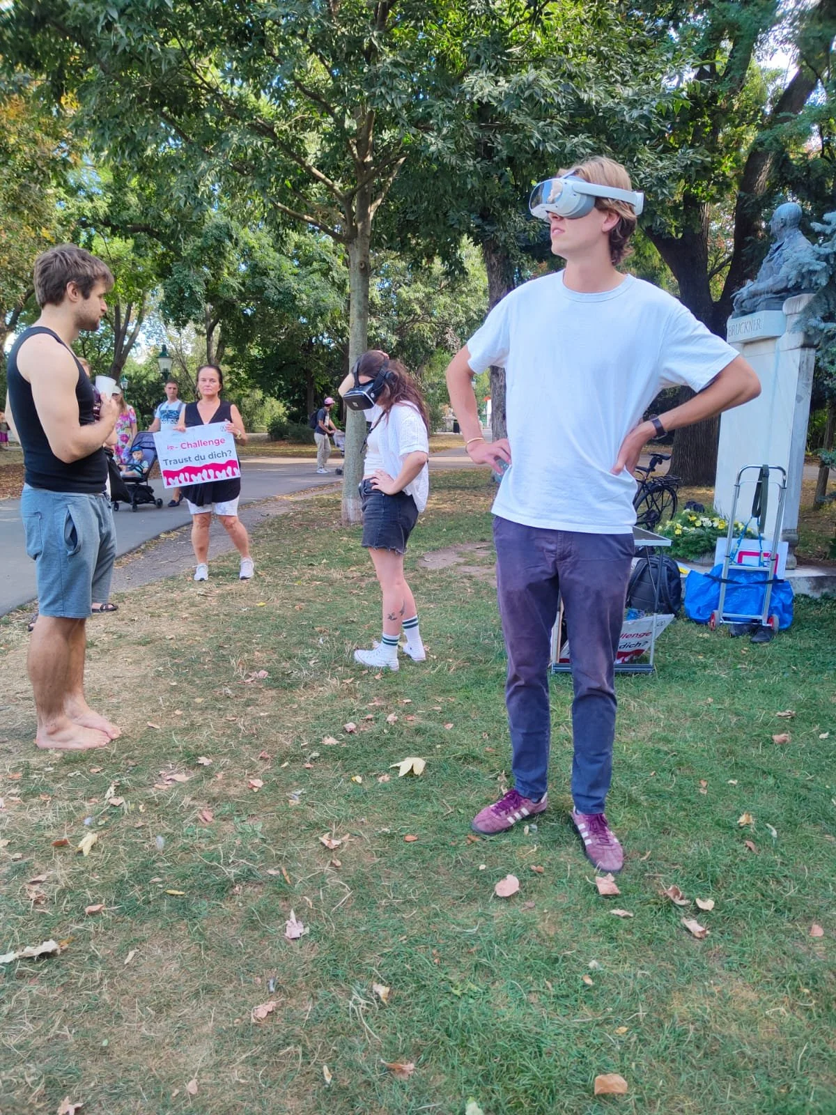 Eine Person trägt bei einer VR Challenge eine VR-Brille, daneben stehen AnimalRights.at Aktivist:innen.